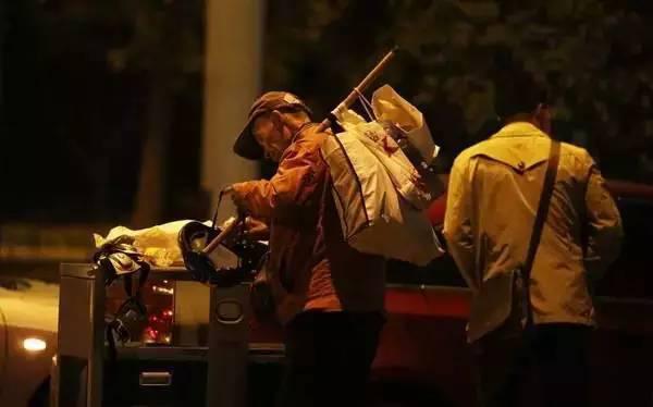 含著淚看完的！一位拾荒老人，溫暖了整個(gè)人間